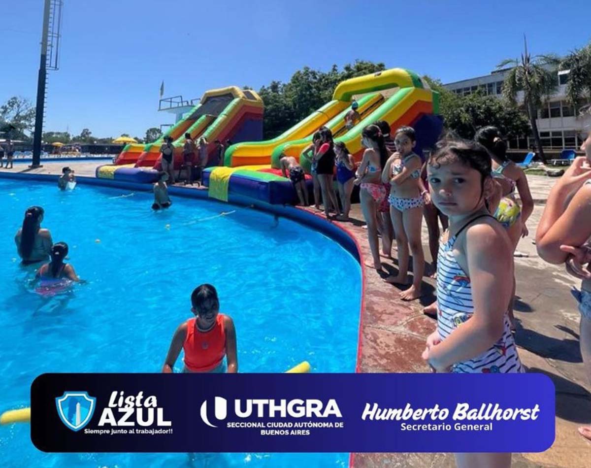 Celebramos la semana del agua con toboganes gigantes en la pileta